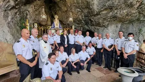 plicia-nacional-manto-santina-covadonga