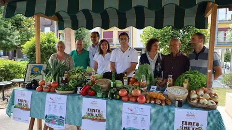Los ediles Eva Mar&iacute;a P&eacute;rez y Jos&eacute; Ram&oacute;n Fanjul; el director del concurso, Eliseo L&oacute;pez; la t&eacute;cnica municipal Carmen Bernaldo de Quir&oacute;s; el alcalde, Gerardo Sanz; el productor Santiago P&eacute;rez y Noelia Garc&iacute;a y Carlos Nu&ntilde;o, del COPAE