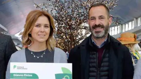 Eva Iglesias junto a &Aacute;ngel Garc&iacute;a en una entrega de premios escolares en Parque Principado