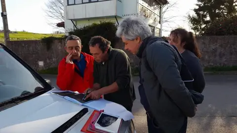 Ganaderos de La Borbolla delimitan, en coordinaci&oacute;n con
ingenieros de Idinat y Asturias Forestal, las &aacute;reas donde efectuar algunos de
los desbroces.