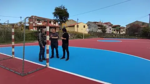 Enrique Riestra, alcalde de Llanes, Miguel Alonso, concejal
de Pueblos, y Celedonio Torre, miembro de la Junta Vecinal de Pancar, en las pistas polideportivas de la localidad.