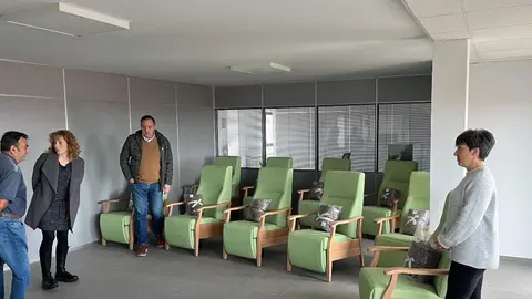 El Presidente y la Vicepresidenta de Cuidome-Cuidame, Juan Luis Fern&aacute;ndez y Adela Alvarez , junto el Alcalde de Villaviciosa, Alejandro Vega, y la concejal de servicios sociales, Lorena Villar, visitando las instalaciones del centro de d&iacute;a.