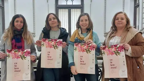 Elena Fern&aacute;ndez (secretaria de Acosevi), Dania Herrera (de Icolor Imprenta
Digital), la concejal Roc&iacute;o Vega y Luc&iacute;a Llera (tesorera de Acosevi).