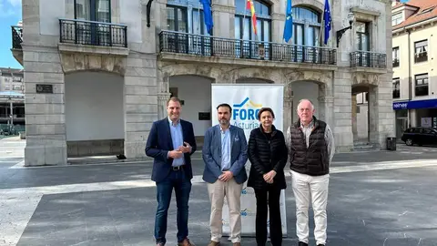 Adri&aacute;n Pumares, Hugo Nava, Carmen Moriy&oacute;n y Eduardo Mart&iacute;nez Llosa, en la plaza del Ayuntamiento de Siero