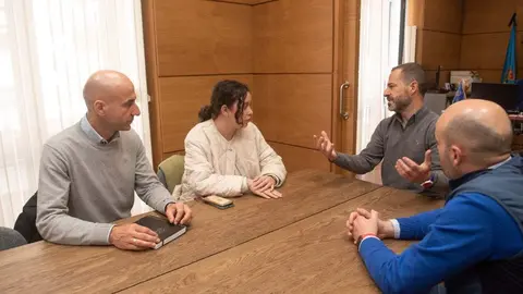 Reuni&oacute;n de organizaci&oacute;n entre el alcalde de Siero, &Aacute;ngel Garc&iacute;a; el concejal de Movilidad, V&iacute;ctor Villa, y el director del Patronato Deportivo Municipal, Virginio Ram&iacute;rez, con Mar&iacute;a Marqu&eacute;s, del staff de la Vuelta a Espa&ntilde;a Femenina.
