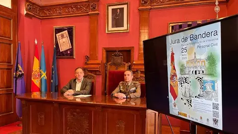 El alcalde de Villaviciosa, Alejandro Vega Riego, junto con el Coronel Jefe del Regimiento, Pedro Luis Guti&eacute;rrez Alcal&aacute;, en el acto de presentaci&oacute;n.