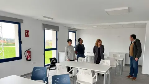 Representantes de la asociaci&oacute;n Cuidome-Cuidame junto al Alcalde, Alejandro Vega y la concejal de servicios sociales, Lorena Villar , durante una visita al nuevo centro de d&iacute;a.