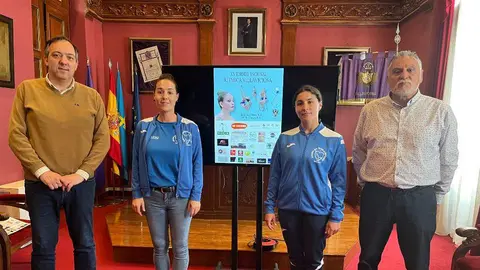 Representantes del torneo de r&iacute;tmica con el alcalde de Villaviciosa, Alejandro Vega Riego, y Luis Vicente Gonz&aacute;lez Moro, concejal.