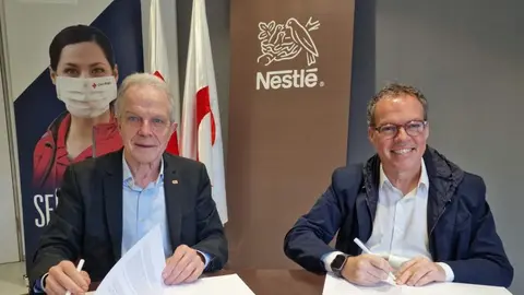 De izquierda a derecha, el presidente de Cruz Roja en Catalu&ntilde;a, Josep Quitet, y el director general de Nestl&eacute; Espa&ntilde;a, Jordi Llach.