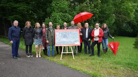 El alcalde con miembros de la candidatura, de izquierda a derecha, Raimundo D&iacute;az, Eva Iglesias, Susana Madera, Patricia Antu&ntilde;a, Pilar Santianes, Jes&uacute;s Abad, Alberto Pajares, Aurora Cienfuegos, Javier Garc&iacute;a, Pergentino Mart&iacute;nez y Mar&iacute;a Fern&aacute;ndez.
