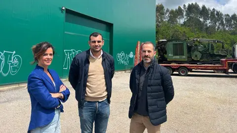 Junto al alcalde, Elisa Uria de Hunosa Empresas y V&iacute;ctor Corte de la empresa Timberfor.