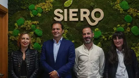 La concejala de Urbanismo, Accesibilidad y Patrimonio Hist&oacute;rico y Cultural, Susana Madera; junto al empresario y fil&aacute;ntropo asturiano, V&iacute;ctor Madera, actual propietario del Palacio de la Torre de Celles; el actual alcalde de Siero, &Aacute;ngel Garc&iacute;a "Cepi"; y la arquitecta encargada del proyecto, Laura Pevida.