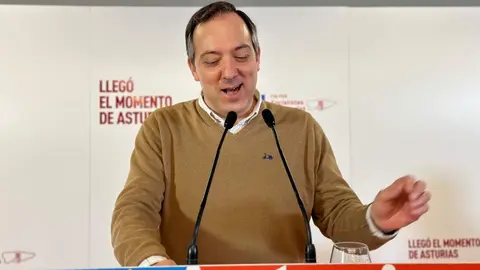 El actual regidor de Villaviciosa, Alejandro Vega Riego, durante su intervenci&oacute;n.