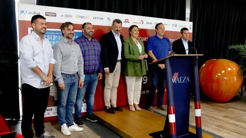 Cruz Maestre, Aitor Garc&iacute;a Conde y Alvaro Arrieta con los alcaldes de la Comarca de la Sidra.
Imagen | Ecuestre
