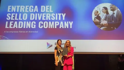 De izquierda a derecha: Iris  Almendro, responsable en materia de diversidad; y Tamara Campa, directora de Recursos Humanos.