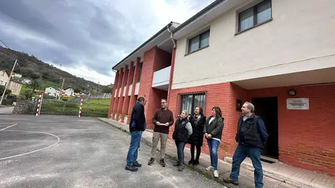 Junto al edil, de izquierda a derecha: Ramiro Rodr&iacute;guez, Carmen Estrada, Isaura Montes, Blanca Antonio y Rufino Estrada, miembros de la Asociaci&oacute;n de Vecinos de Trespando.