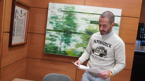 &Aacute;ngel Garc&iacute;a con los documentos de la renovación de la cubierta del CP La Ería