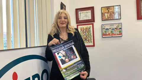 Aurora Cienfuegos muestra el cartel del concierto