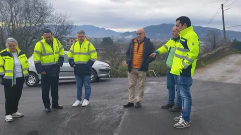 El alcalde de Llanera, la concejala de obras, y el concejal de accesibilidad, junto a t&eacute;cnicos municipales y encargados