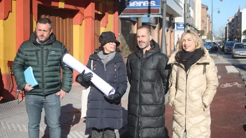 De izda a dcha, Daniel Amores, aparejador municipal; Mar&iacute;a Jose Fern&aacute;ndez, arquitecta municipal, elalcalde y la concejala de Urbanismo.