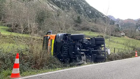 camion-vuelca-amieva-carretera-nacional-02