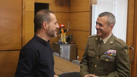 El alcalde y el coronel poco antes del inicio de la reuni&oacute;n