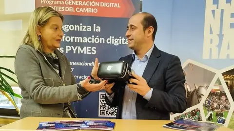 Marisa Gonz&aacute;lez, directora en Asturias de GRUPO Atu y Marcos &Oacute;scar Mart&iacute;nez, concejal de Desarrollo Econ&oacute;mico y Empresarial