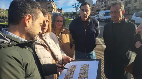 De izda a dcha Jes&uacute;s Daniel S&aacute;nchez, director general de vivienda ;la concejala de educaci&oacute;n, Montse Alonso; Eva P&eacute;rez, concejala de infraestructuras; Gerardo Sanz, alcalde de Llanera y el consejero, Ovidio Zapico