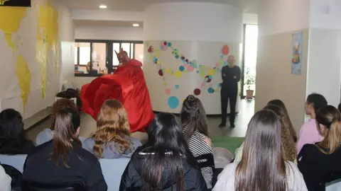 Un momento de la representaci&oacute;n, en el IES de la Fresneda, a cargo del Teatro del Norte