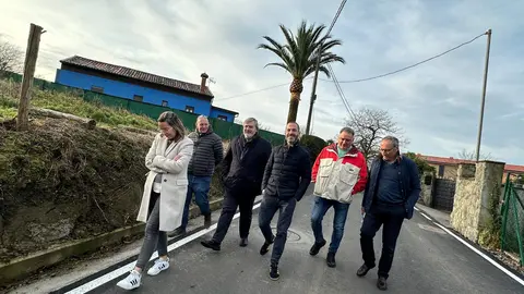 Junto al alcalde, Leire Gabilondo, t&eacute;cnica municipal; Diego Olay y Roberto D&iacute;az, jefe y director gerente de la obra; el concejal de Caminos en el Medio Rural, Alejandro Villa, y Juan Carlos &Aacute;lvarez, t&eacute;cnico municipal.