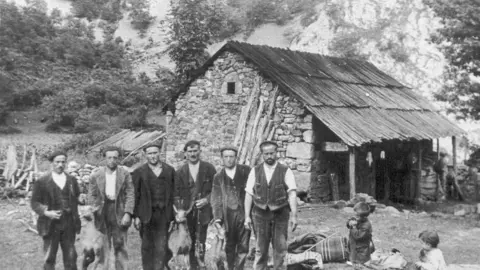 Cazadores-y-casero-en-Llué