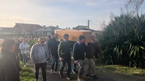 Amigos y familiares de Tino Prado trasladando sus restos a hombros