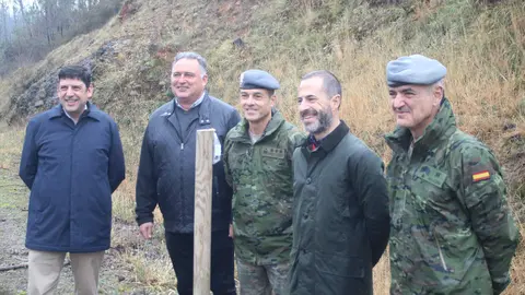 De izda a dcha, Jose &Aacute;ngel Blanco de Eulen, el concejal de Caminos de la Zona Rural, Alejandro Villa el coronel de Cabo Noval, Jesus Mart&iacute;nez; el alcalde de Siero, &Aacute;ngel Garc&iacute;a; y el suboficial mayor, Pablo San Agust&iacute;n, rodeando el dispositivo