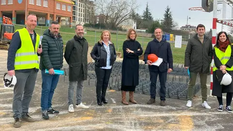 De izquierda a derecha Jose Antonio &Aacute;lvarez, administrador de la empresa adjudicataria; Daniel Amores, aparejador municipal; &Aacute;ngel Garc&iacute;a, alcalde; Carmen Riesco, directora del colegio; Eva Iglesias, concejala de Educaci&oacute;n; Sara Pando, jefa de obra de la empresa adjudicataria; Juan Freije, aparejador municipal, y Guillermo Paredes, arquitecto de la empresa adjudicataria.