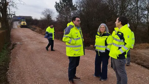 El alcalde de Llanera, Gerardo Sanz, primero por a derecha, con la concejala de obras, Eva Mar&iacute;a P&eacute;rez y el responsable de la empresa que est&aacute; ejecutando los trabajos en Pruvia