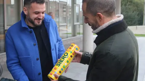 El alcalde entreg&aacute;ndole al vice consejero el presente de moda en el concejo