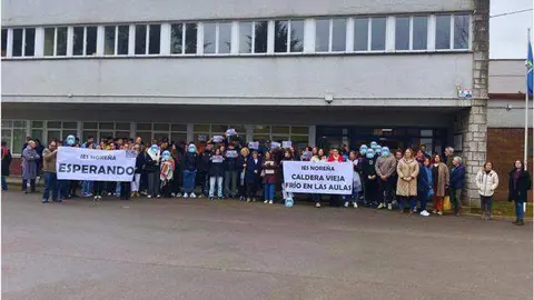 Profesorado, alumnos y personal del IES Nore&ntilde;a concentr&aacute;ndose a las puertas del instituto reclamando una soluci&oacute;n
