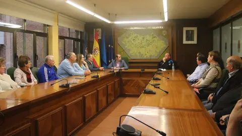 Un momento de la reuni&oacute;n entre vecinos y responsables municipales