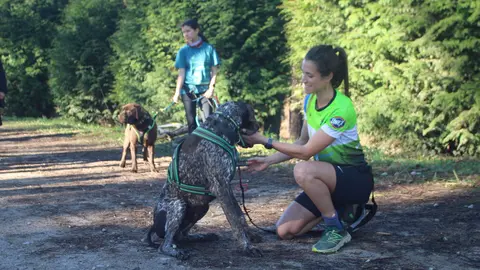 Una de las participantes con su perro antes del inicio de la demostraci&oacute;n