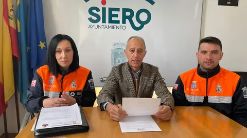 Laura Guti&eacute;rrez, coordinado de Protecci&oacute;n Civil y Saul Ordiales, jefe de la Agrupaci&oacute;n, junto al concejal