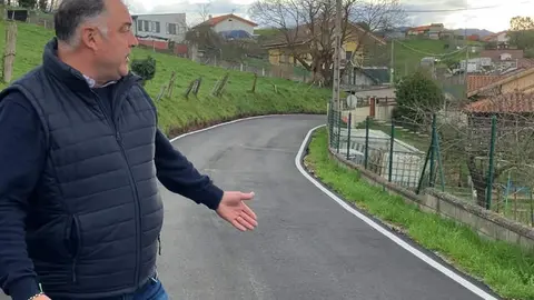 El concejal, Alejandro Villa, en un momento de la visita a la obra