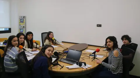 Algunos de los componentes del grupo de radio del IES La Fresneda