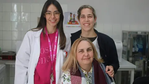 De izda a dcha, la doctora Beatriz Mart&iacute;nez y la enfermera Sara Fern&aacute;ndez con In&eacute;s Estrada delante