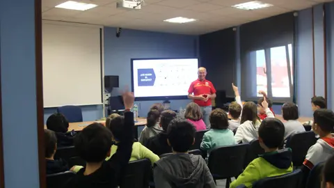 Un momento de la charla de Alejandro Torralbo en el CP de La Fresneda