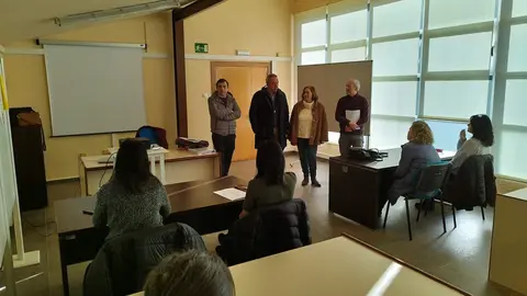 El alcalde de Llanera, junto a Jos&eacute; &Aacute;ngel Garc&iacute;a y Montse Alonso, en el acto de clausura del curso