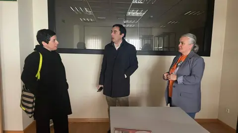 Un momento de la visita de los responsables municipales al nuevo local