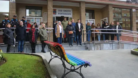 Participantes en el minuto de silencio ante el ayuntamiento de Llanera
