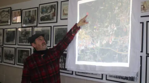 Fructuoso Pontigo, miembro de la Coordinadora Ecoloxista, muestra a los vecinos la ubicaci&oacute;n de las bater&iacute;as