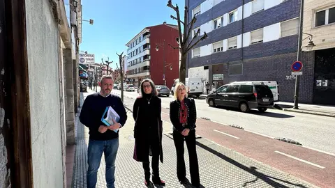 La concejala de Urbanismo, Susan Madera, a la derecha,  junto con los arquitectos municipales, Mar&iacute;a Jos&eacute; Fern&aacute;ndez y Daniel Navarro.