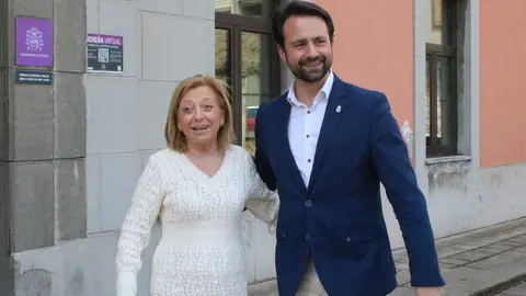 Amparo Antu&ntilde;a y &Aacute;lvaro Queipo poco antes del inicio de su reuni&oacute;n